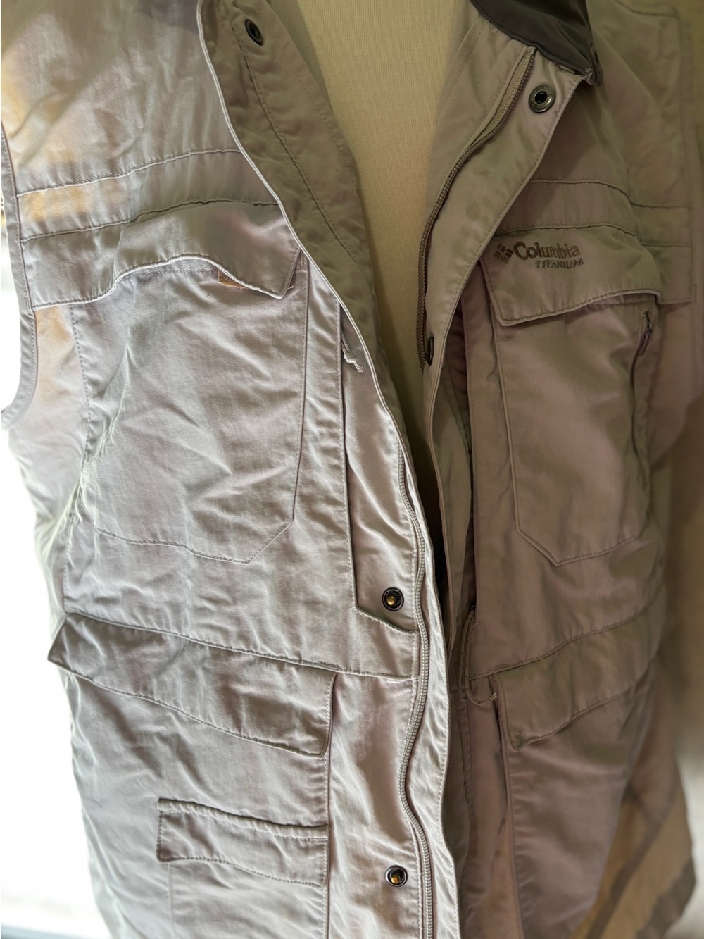 Columbia Titanium Tan Multi Pocket Utility cargo Fishing Vest XL